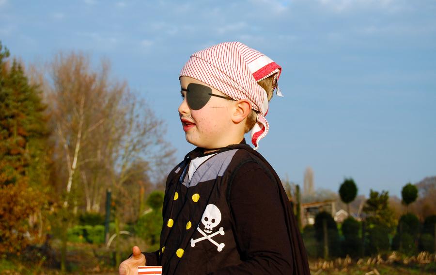 Een jongen verkleed als piraat voor een piratenfeestje